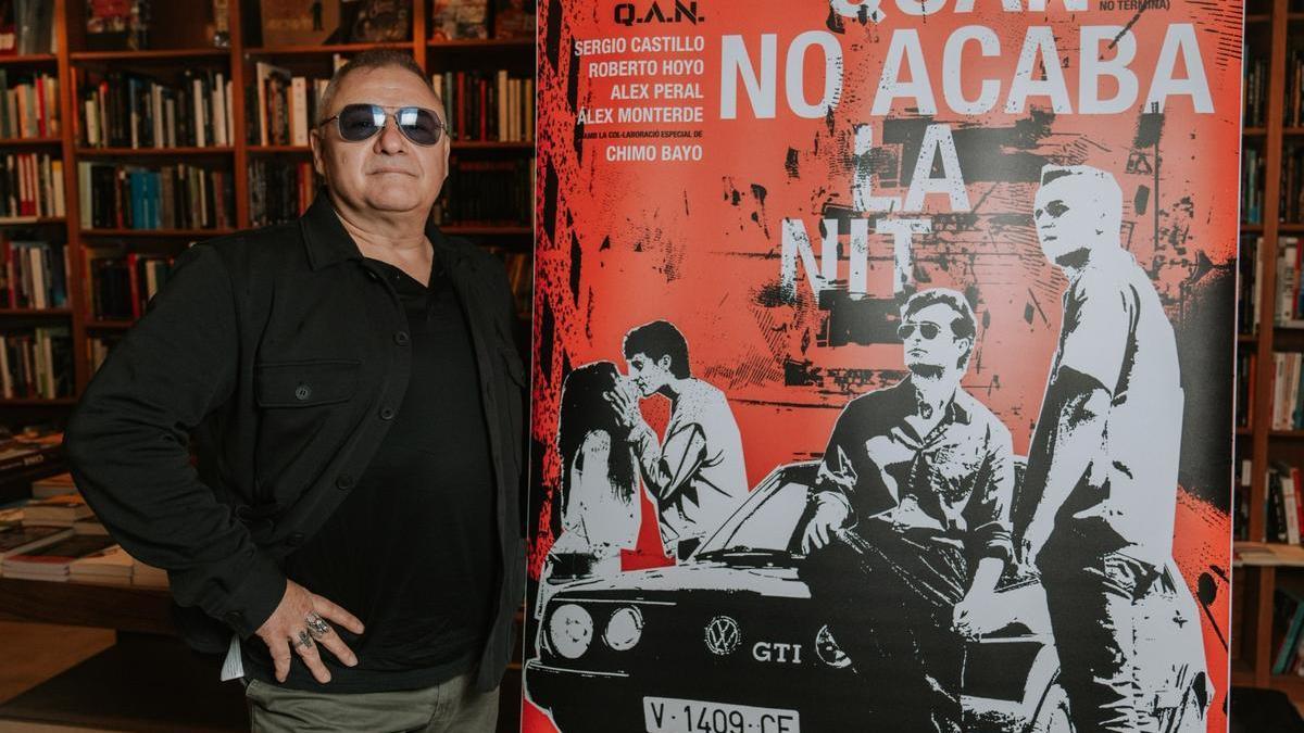 El DJ valenciano Chimo Bayo posa junto al cartel de la película con la que debuta como actor.