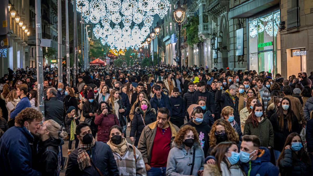 Ambiente de compras por el centro. Portal del ángel lleno de paseantes, actividades y espectáculos.