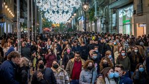 Ambiente de compras por el centro. Portal del ángel lleno de paseantes, actividades y espectáculos.