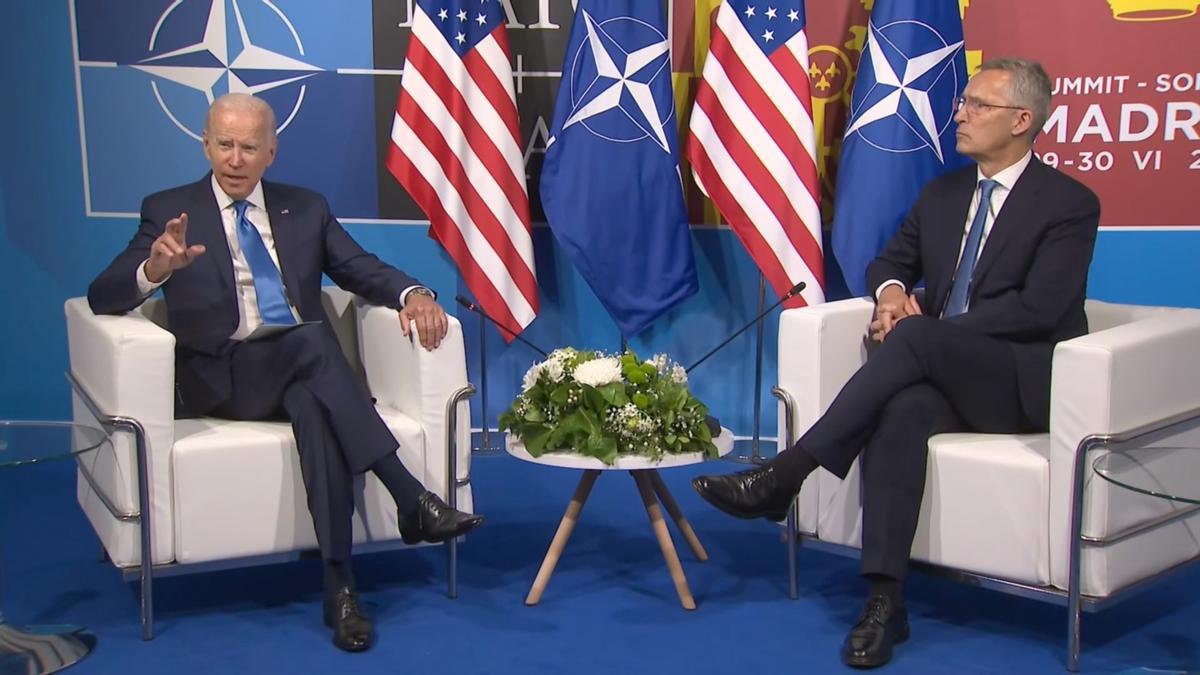 El president dels EUA, Joe Biden, amb el secretari general de l&#039;OTAN, Jens Stoltenberg, a la cimera de l&#039;organització