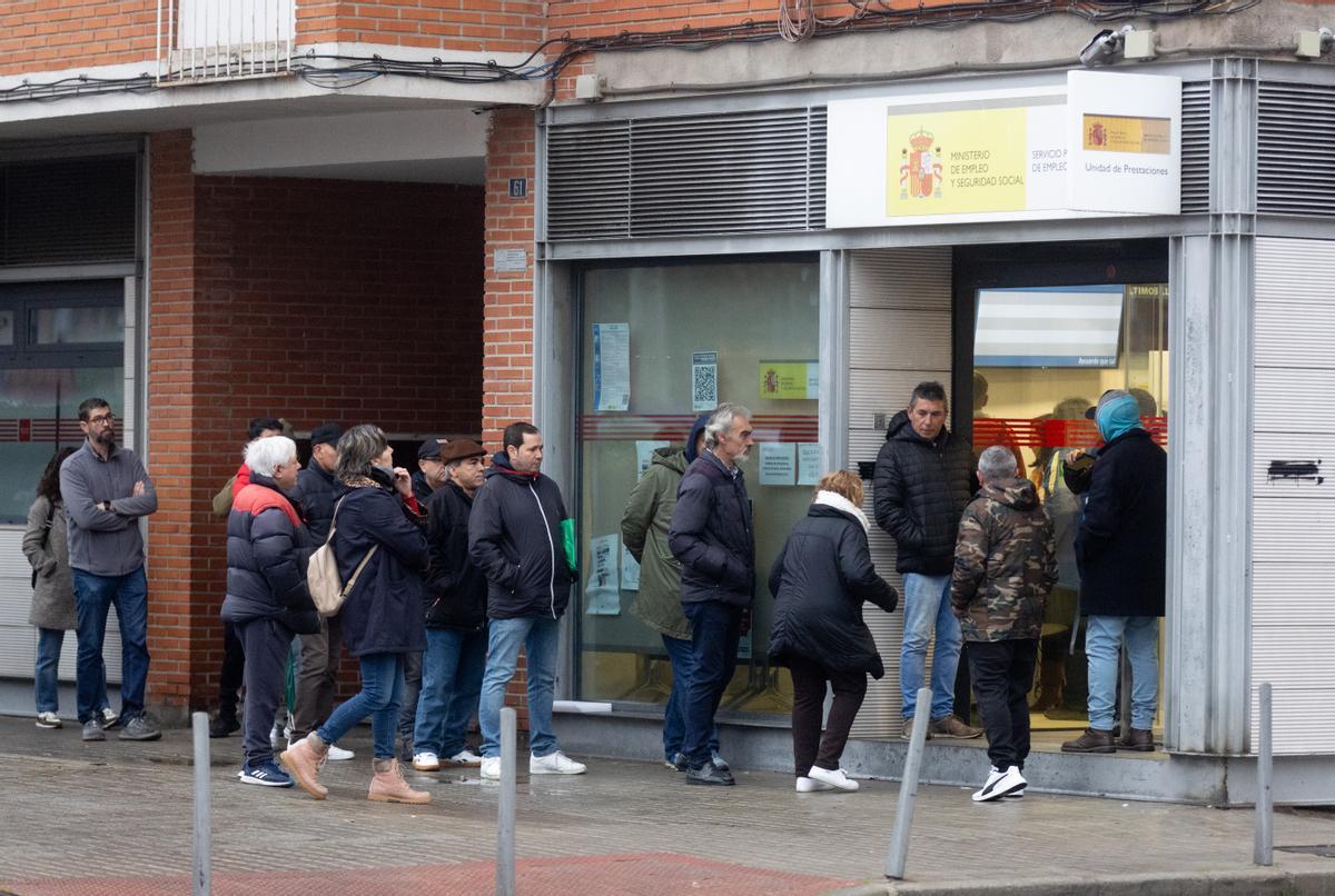 Varias personas esperan para entrar en una oficina del SEPE de Móstoles, a 3 de enero de 2023, en Móstoles, Madrid (España). 