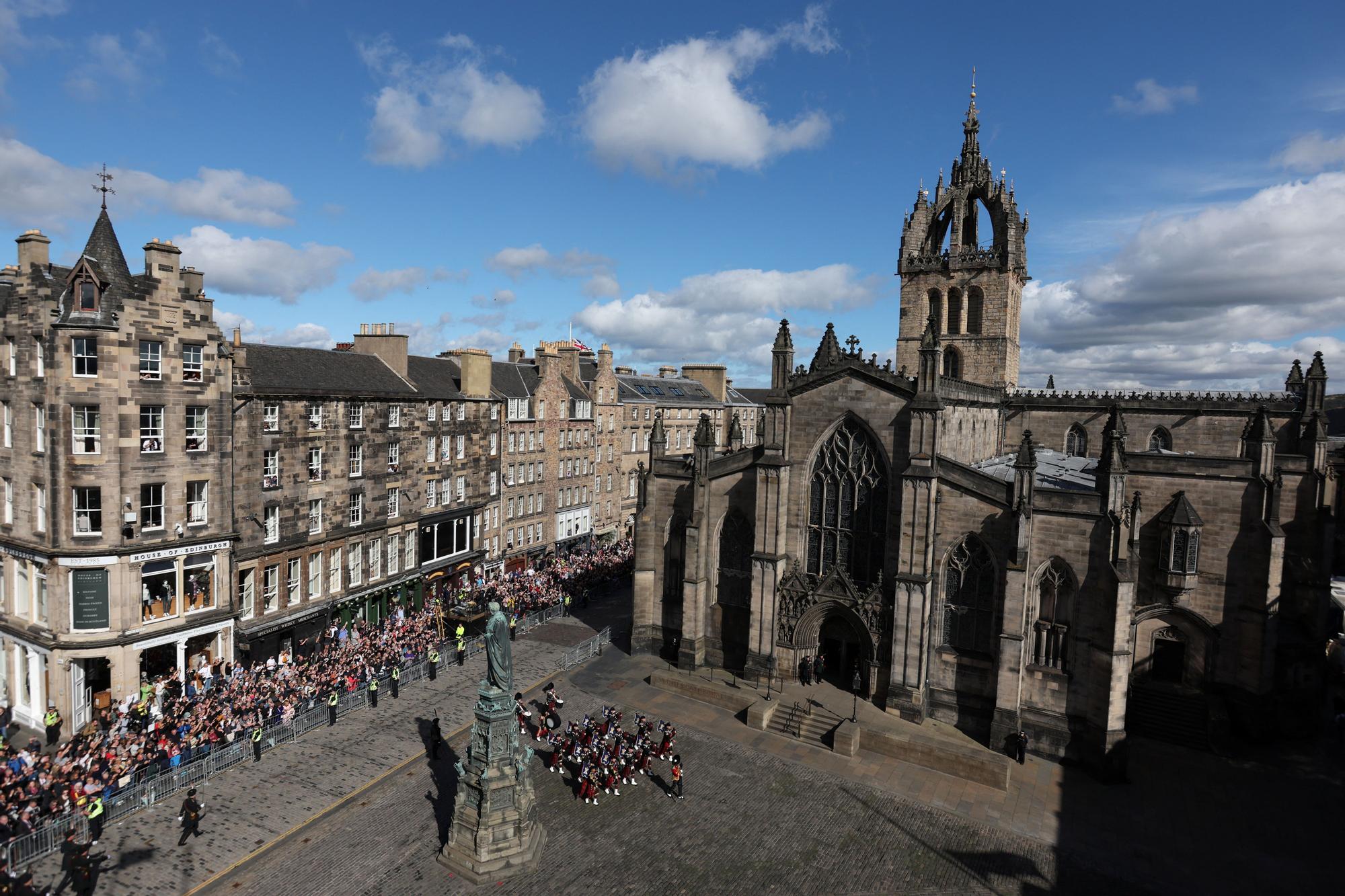 EN FOTOS | Una multitud acomiada Elisabet II a Edimburg