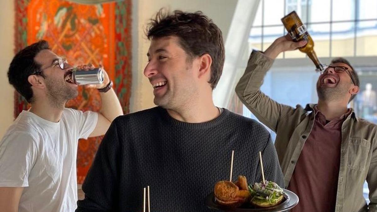 Albert Franch, entre sus socios del restaurante Nolla, el portugués Carlos Herniques y el serbio Luka Balac.