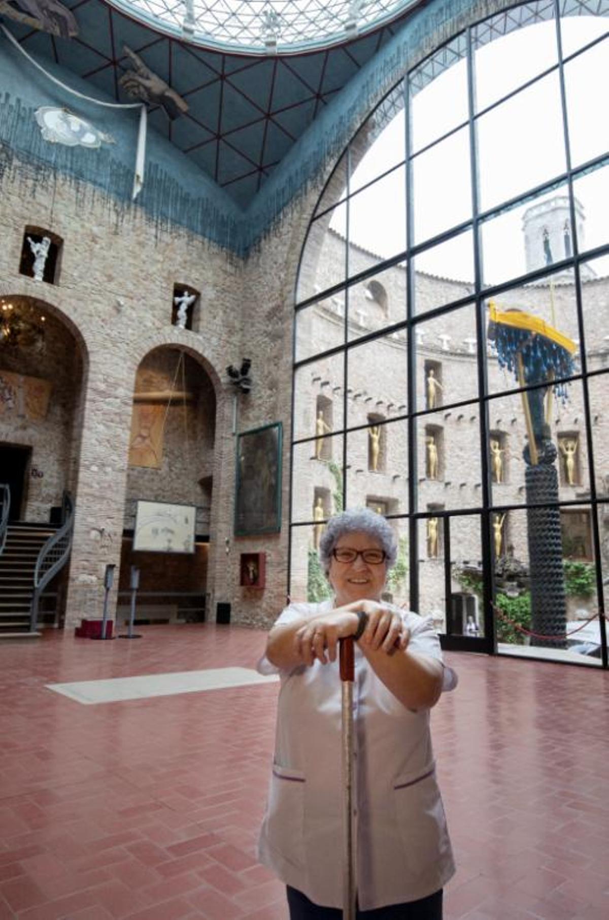 Margarita Rodríguez en el seu racó preferit del museu, des d'on veu el campanar de Sant Pere