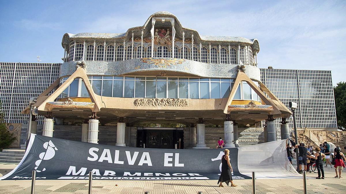 Manifestantes desplegaron ayer una bandera gigante en favor de la ILP del Mar Menor frente a la puerta de la Asamblea Regional. | URQUÍZAR