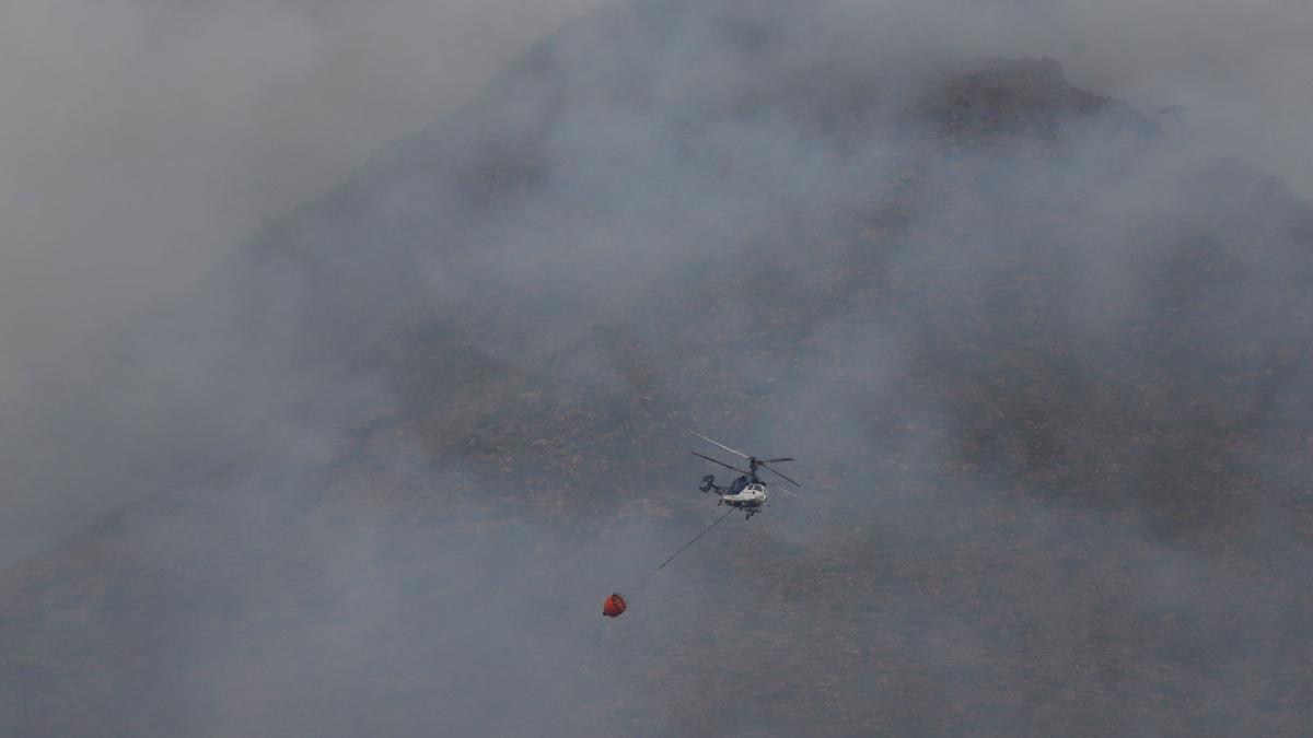 El incendio en Sierra Bermeja, visto desde El Cerró Silla de los Huesos, en Casares.