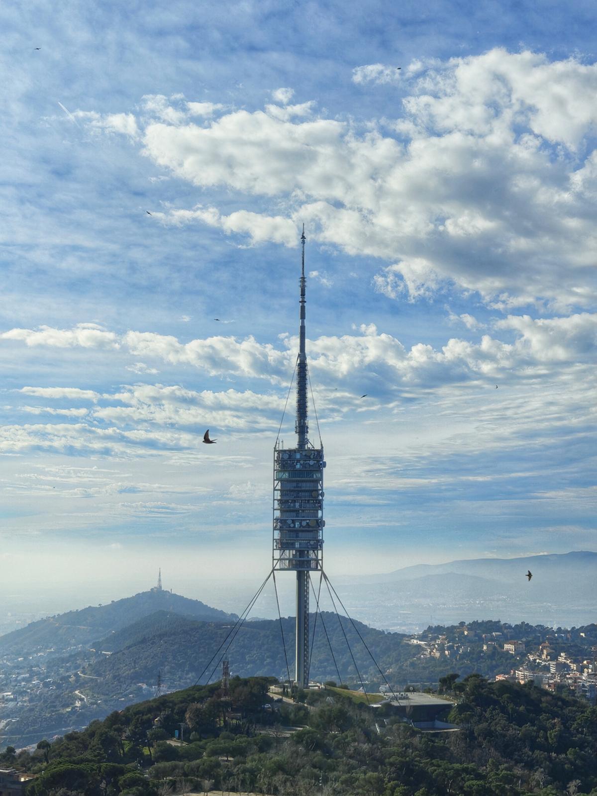 La Torre Collserola con vistas al horizonte de Barcelona