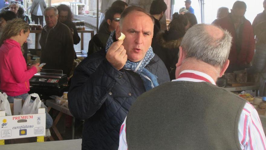 El chef José Andrés revoluciona &quot;la plaza&quot; de Cangas de Onís