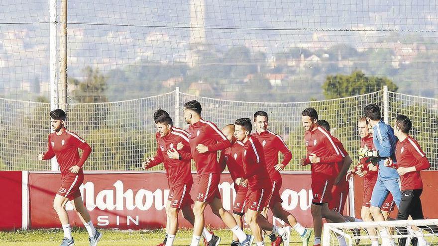 Los jugadores rojiblancos realizan carrera continua durante el entrenamiento a su regreso de Tenerife.