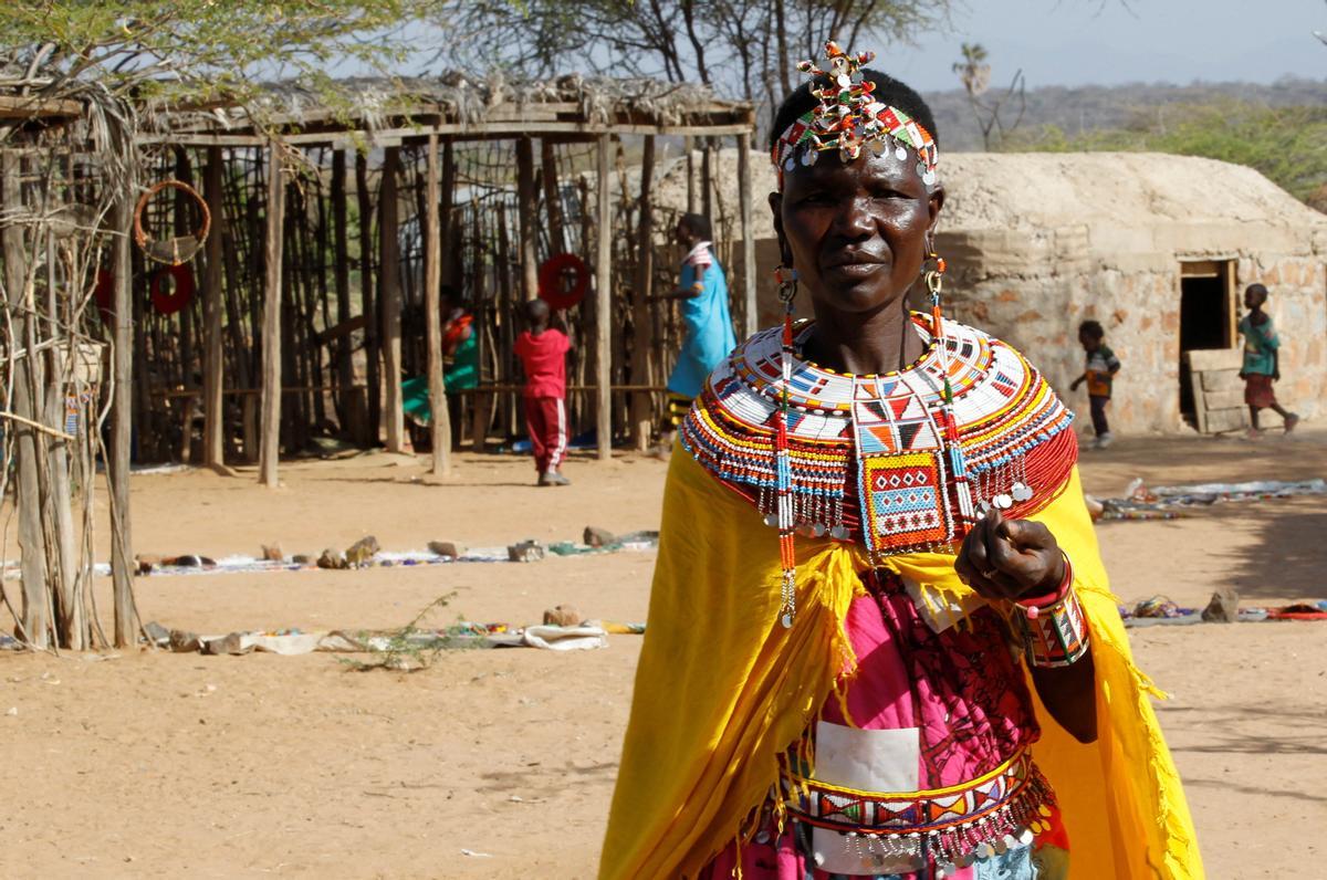 Las mujeres de la tribu Samburu que escaparon de la mutilación genital femenina y otros tipos de violencia de género hacen adornos tradicionales en la aldea de Umoja donde los hombres están restringidos, en Kenia