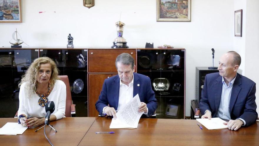 Carmela Silva, Abel Caballero y el director del centro de la UNED en Pontevedra, Víctor M. González. |