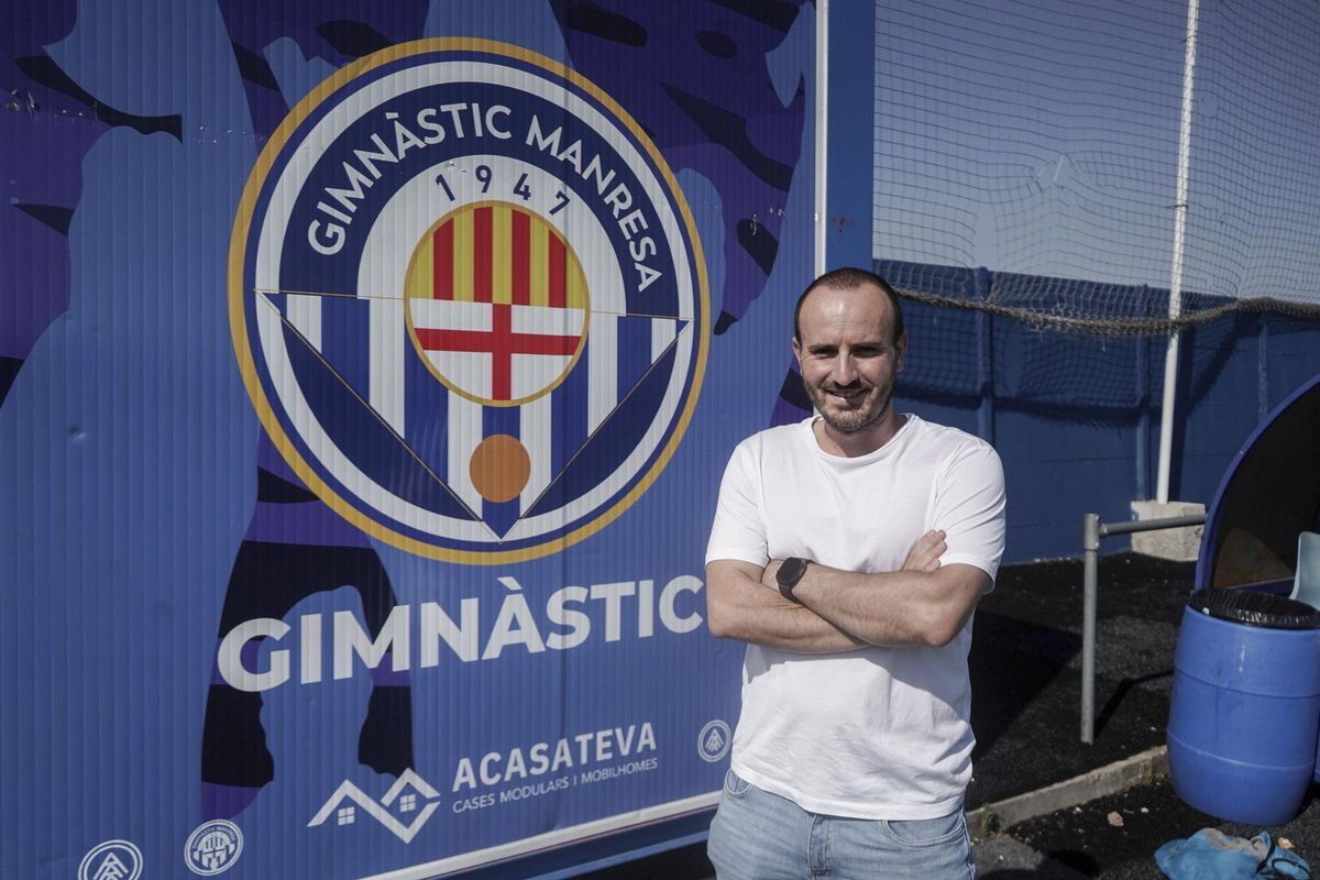 Roger Giribet, amb l'escut del Club Gimnàstic Manresa