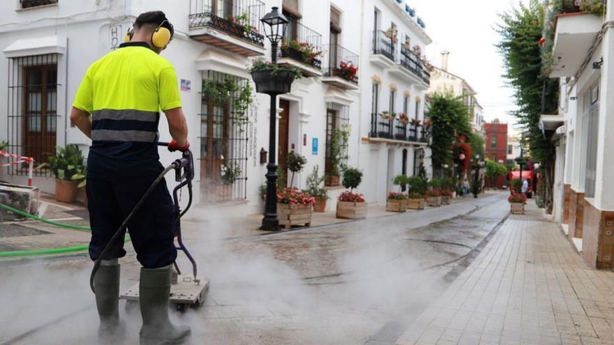 Marbella retoma el baldeo de calles tras siete meses de restricciones