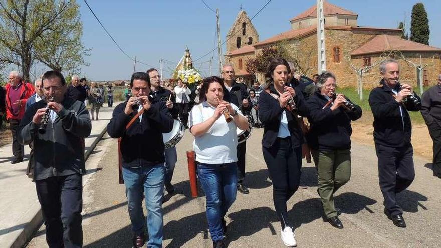 La procesión inicia el recorrido junto al templo.