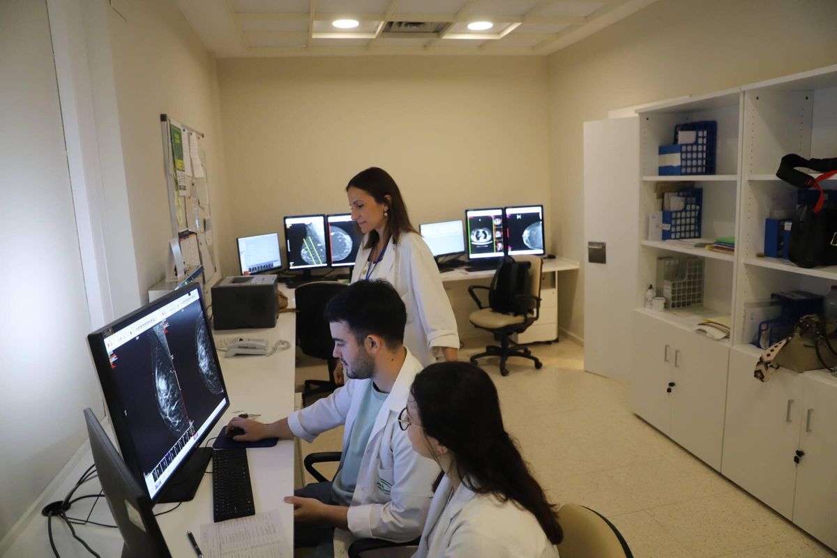 Sara Romero, especialista en Radiodiagnóstico del hospital Reina Sofía, junto a dos compañeros.