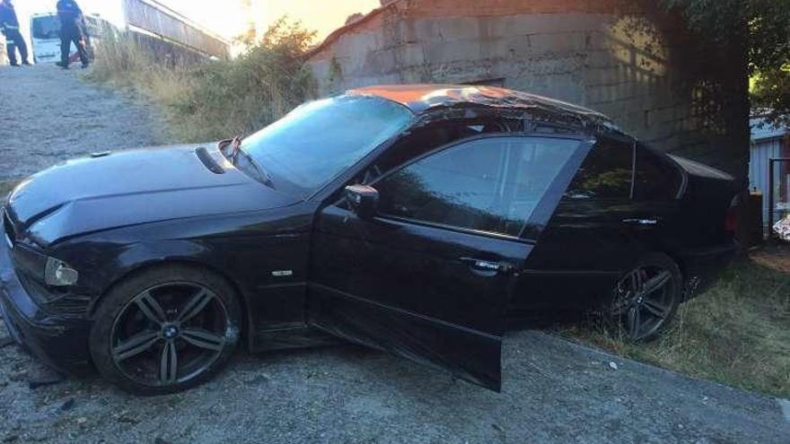 El coche siniestrado, en la travesía de Bande. // FdV