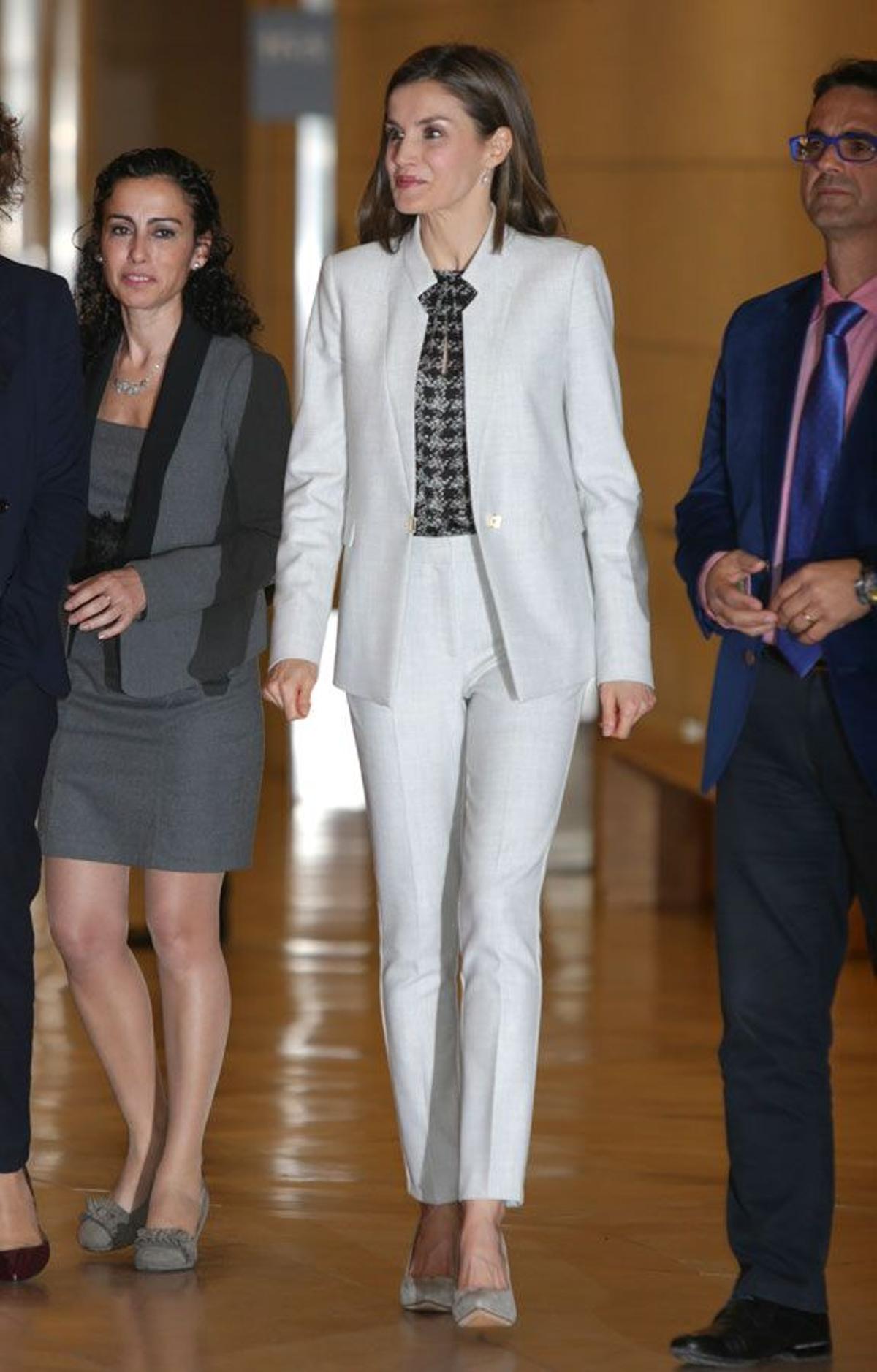 Letizia Ortiz con traje de chaqueta de Hugo Boss y blusa de Carolina Herrera