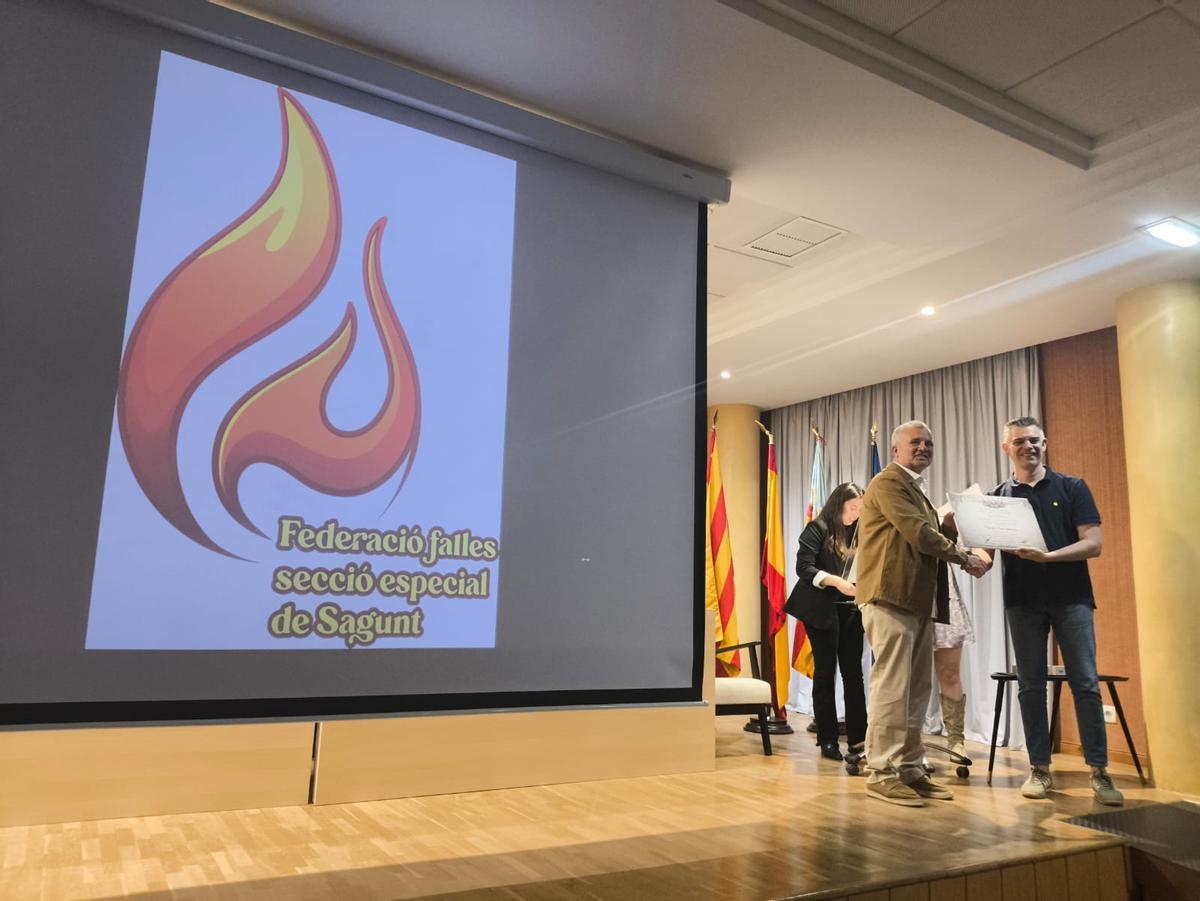 El presidente de la Federación, con el ganador y el logo de la nueva entidad.