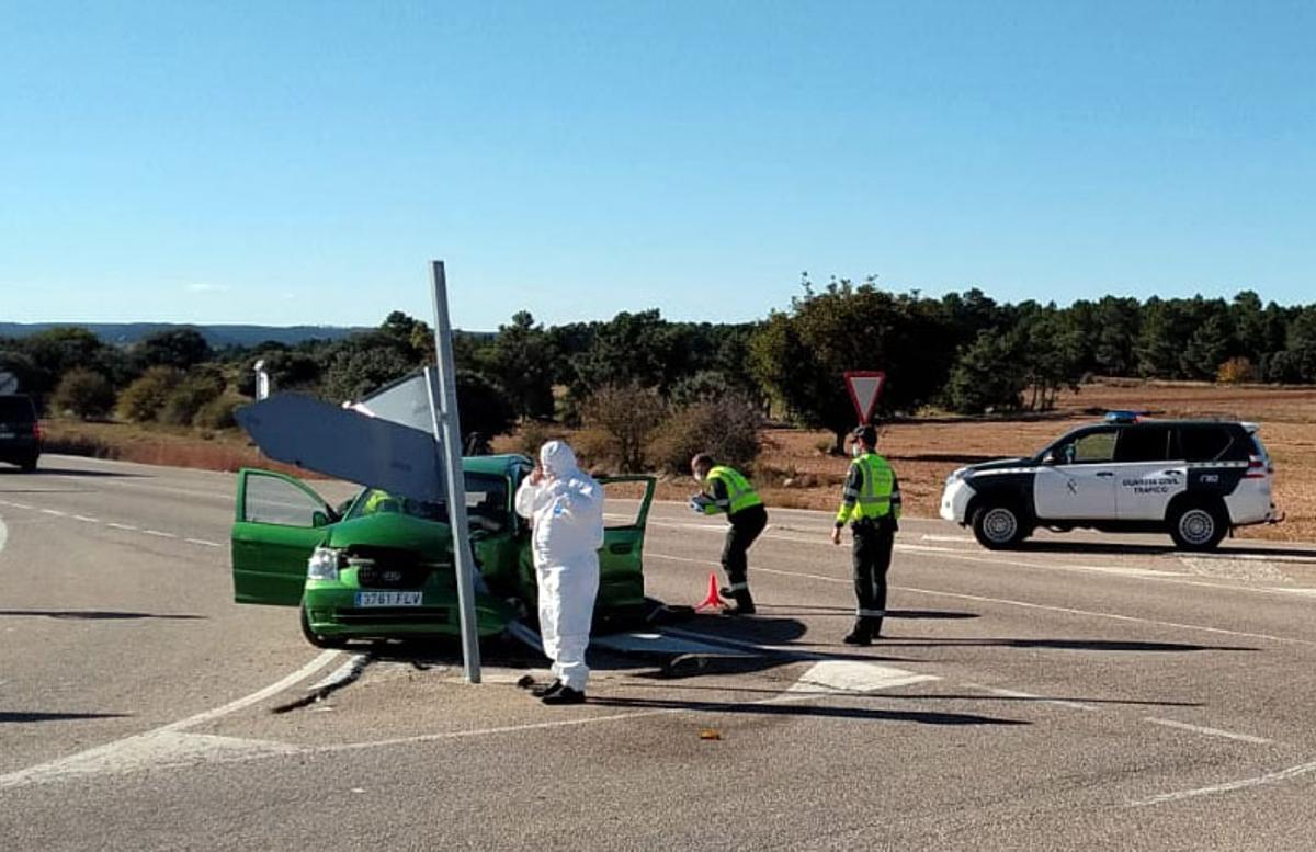 Agentes de la Guardia Cividl en el lugar del siniestro.