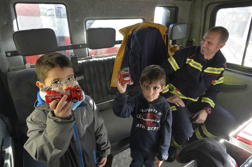 Los bomberos visitan la unidad de Pediatría del Hospital General de Elche.