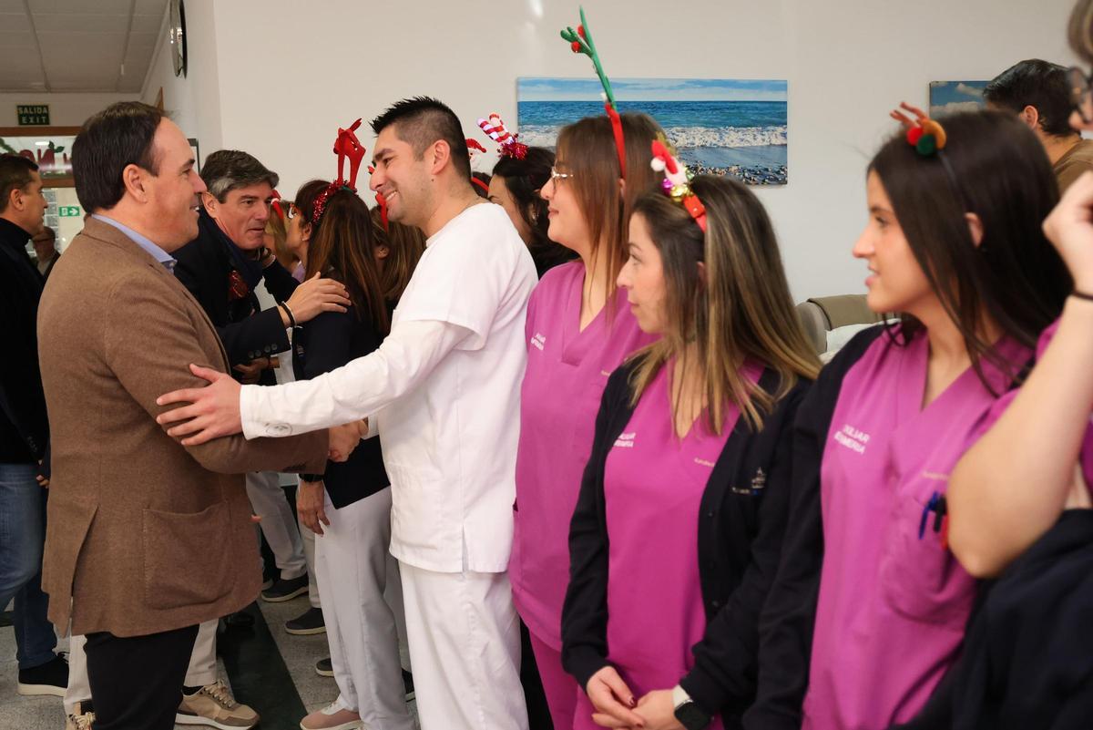 Los mayores de la Residencia Santa Marta en La Vila Joiosa reciben la visita de Pérez Llorca por Navidad