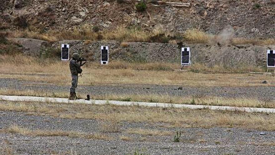 Un militar, en el camp de tir a la base militar de Sant Climent Sescebes, en una imatge d&#039;arxiu.