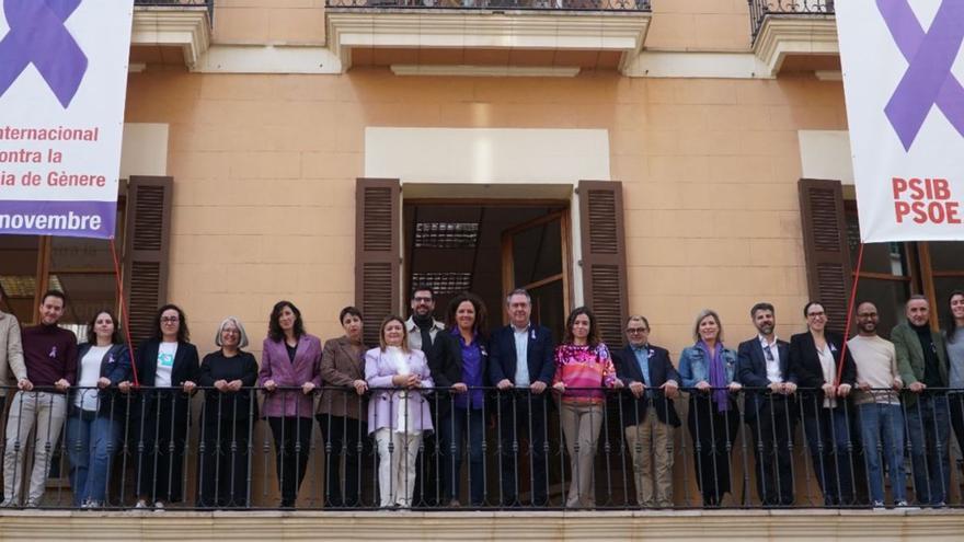 La plana mayor del PSOE de Mallorca, ayer, en la sede del partido junto al dirigente socialista de Andalucía, Juan Espadas. | PSOE