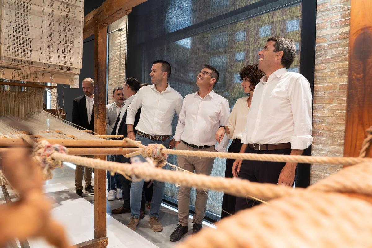 Vicent Mompó, Rodríguez y Mazón, en una visita al museo textil.