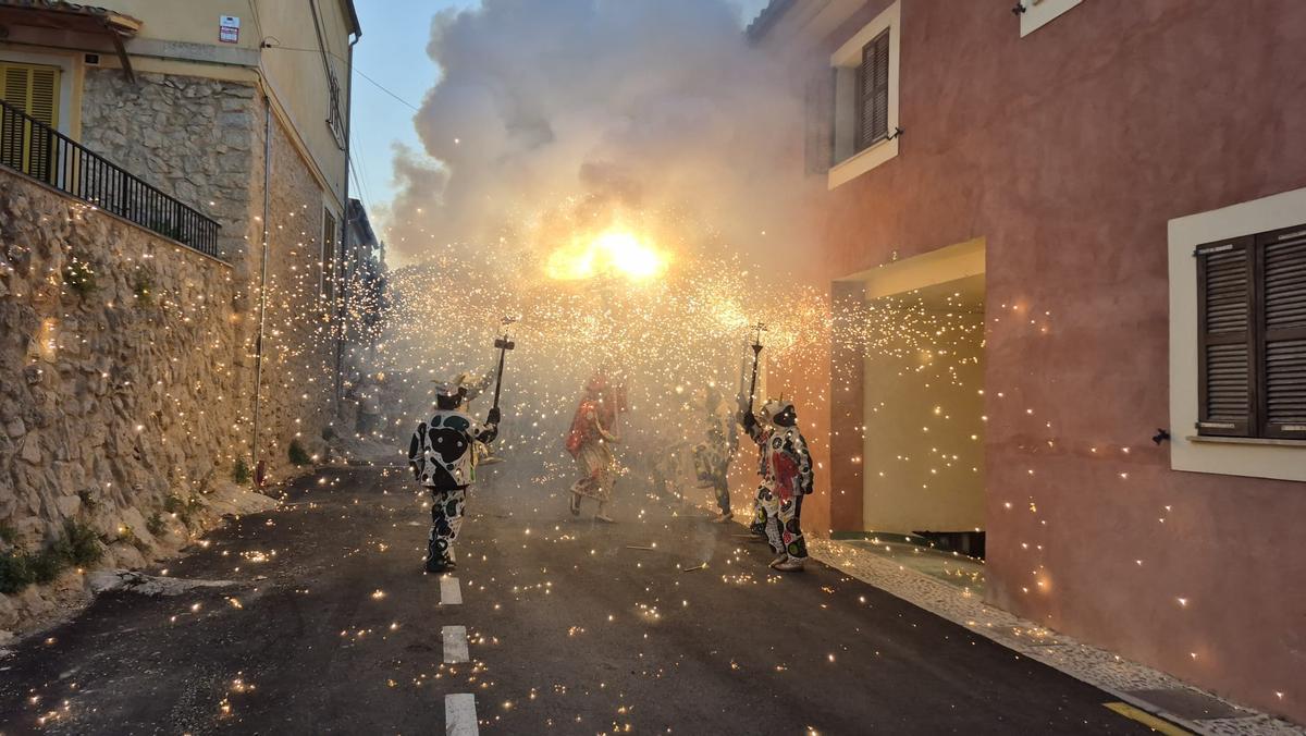 Las imágenes del 'correfoc' de 'Els tretze de na Pola' de Alaró