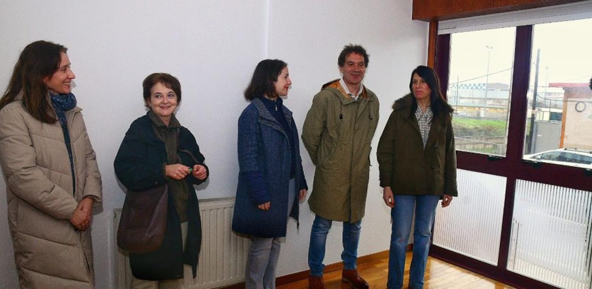 La conselleira, en O Carballiño, en uno de los pisos recomprados. | FDV