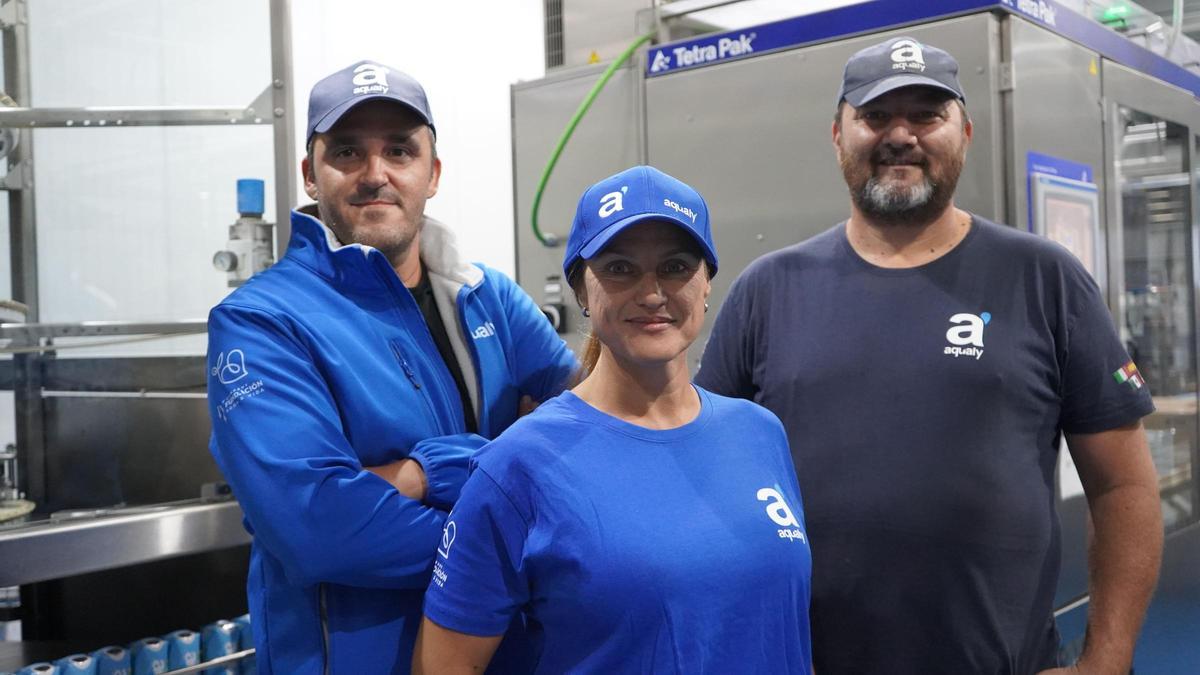 Los tres fundadores de la empresa Ly Company, en su sede central en Alhaurín de la Torre (Málaga). De izquierda a derecha: Francisco Rodríguez, CEO global; Maite Bernal, directora de calidad, y Francisco Leal, director técnico.