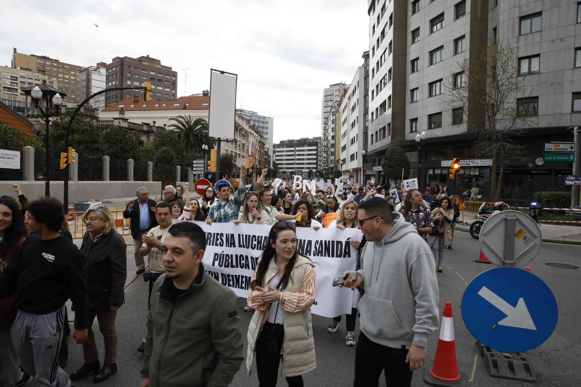 En imágenes: Los sanitarios se manifiestan en Gijón al grito de "no queremos más dinero, queremos mejores condiciones laborales"