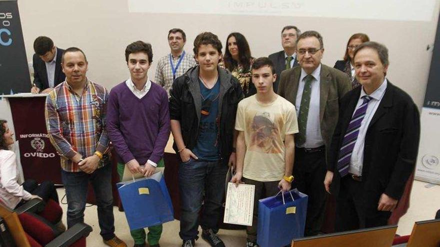 Integrantes del grupo que ganó el primer premio en la Olimpiada de Informática, con representantes de las entidades.