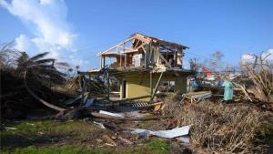 Una casa en muy malas condiciones por el paso del huracán Dorian en Bahamas.