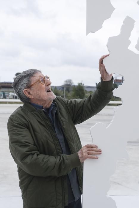 Joan Genovés, junto a sus hijos, en Avilés.