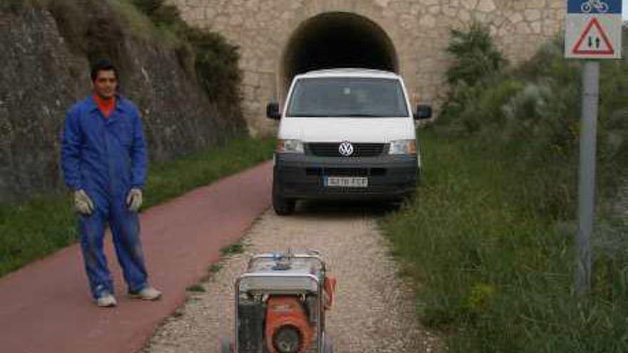 El Ayuntamiento acondiciona los túneles de la vía verde para la primera media maratón de Alcoy