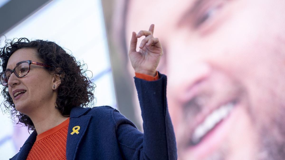 La secretaria general de ERC, Marta Rovira, con una foto de Oriol Junqueras detrás.