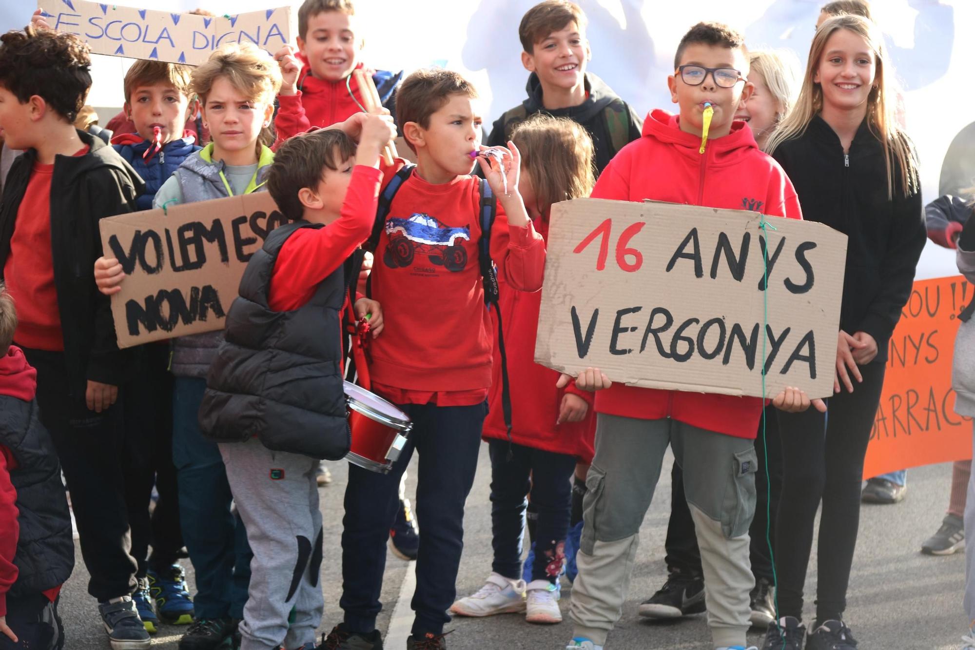 Pares i alumnes de l'escola de Forallac tallen la C-66 per reclamar que Educació un nou centre sense barracons