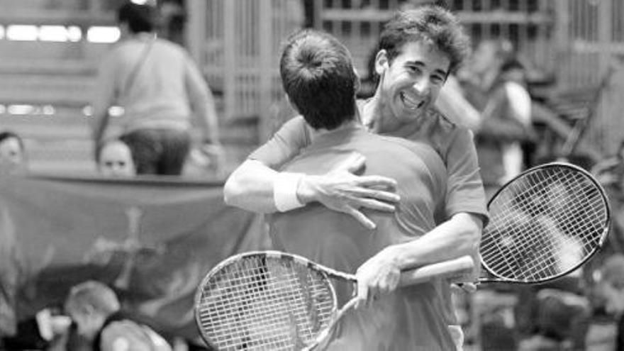 Marcel Granollers, de espaldas, se abraza a Marc López tras ganar el punto de dobles, ayer, en el Palacio de los Deportes. | luisma murias