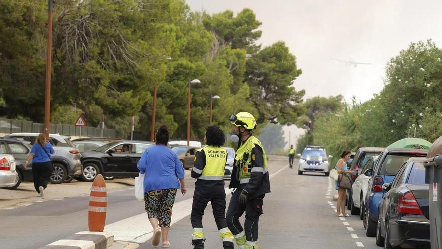 Todas las imágenes de la evacuación por el incendio del Saler: así se vive la emergencia