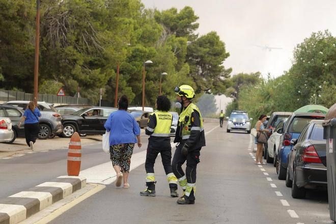 Todas las imágenes de la evacuación por el incendio del Saler: así se vive la emergencia