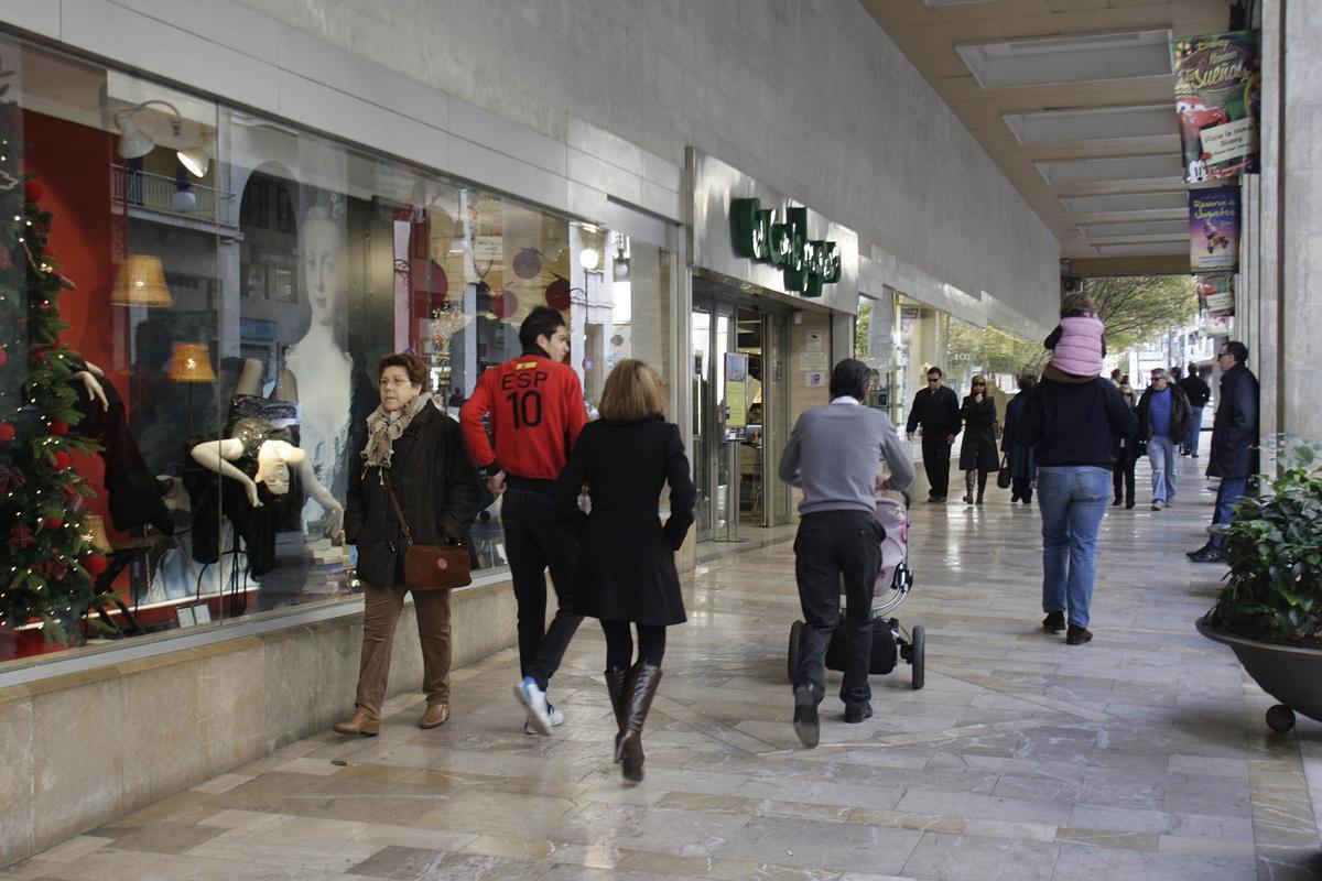 Die Filiale des Kaufhausriesen El Corte Inglés in der Einkaufsstraße Jaime III hat auch an San Sebastián geöffnet.