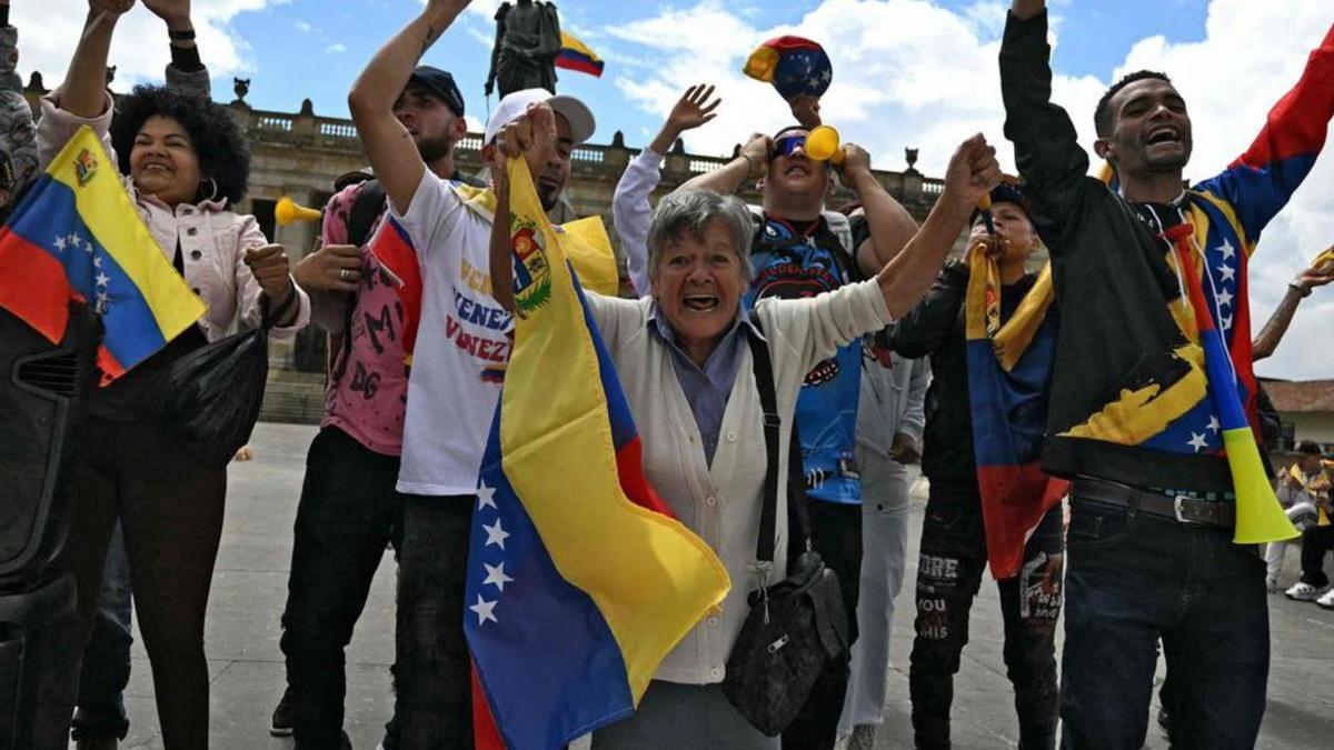 Veneçolans a la plaça Simón Bolívar de Caracas celebren la intervenció dels Estats Units al seu país per capturar Maduro.  |  LUIS ACOSTA / AFP