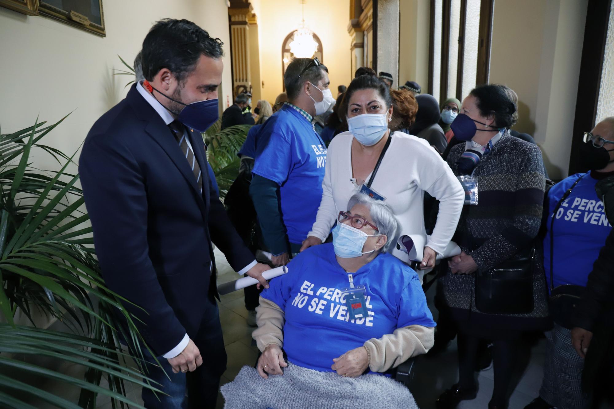 Concentración de los vecinos del Perchel frente al Ayuntamiento de Málaga