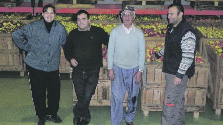 Esther Gutiérrez, Benedicto Fernández, José Manuel Centeno y Diego Álvarez, entre contenedores de manzana de sidra en Puebla de Sanabria. A la derecha,