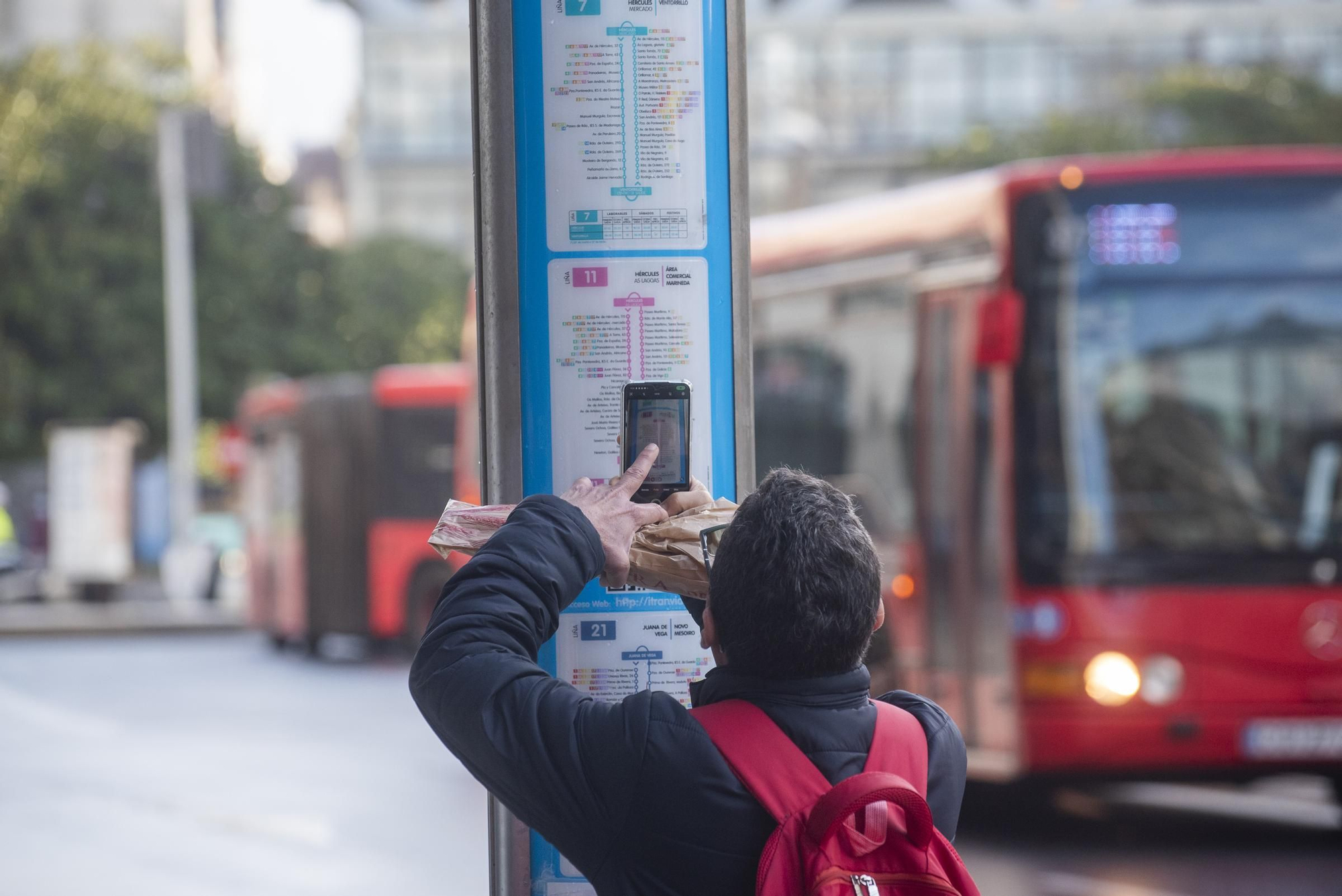 Huelga de transportes en A Coruña: retrasos y colas en las paradas