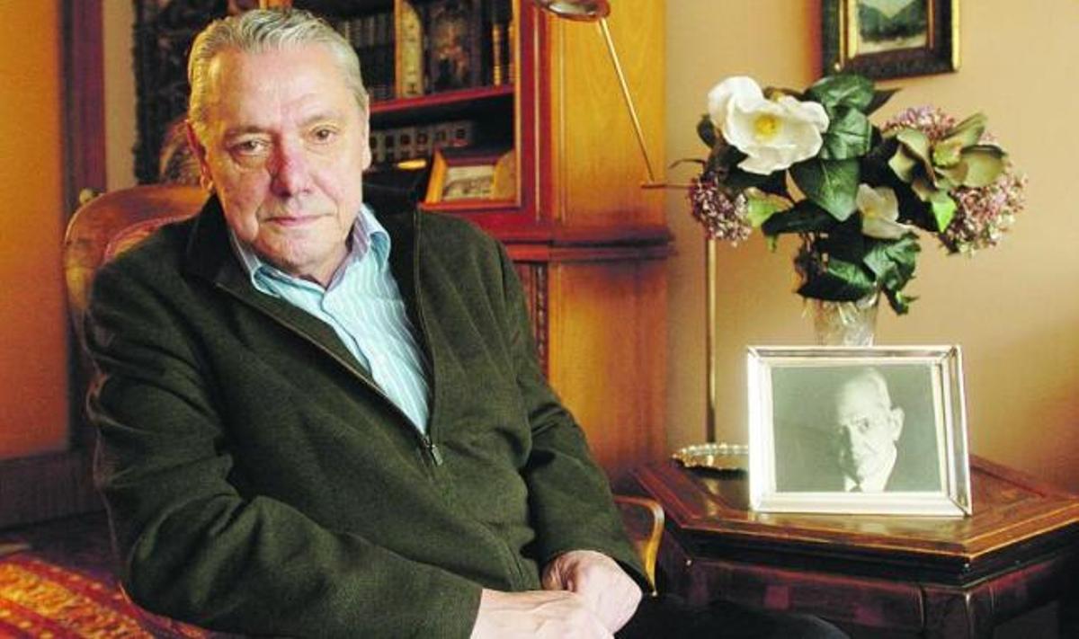 Juan Uría Maqua. Sobre la mesilla, una fotografía de su padre, Juan Uría Ríu, realizada por Ana Muller.
