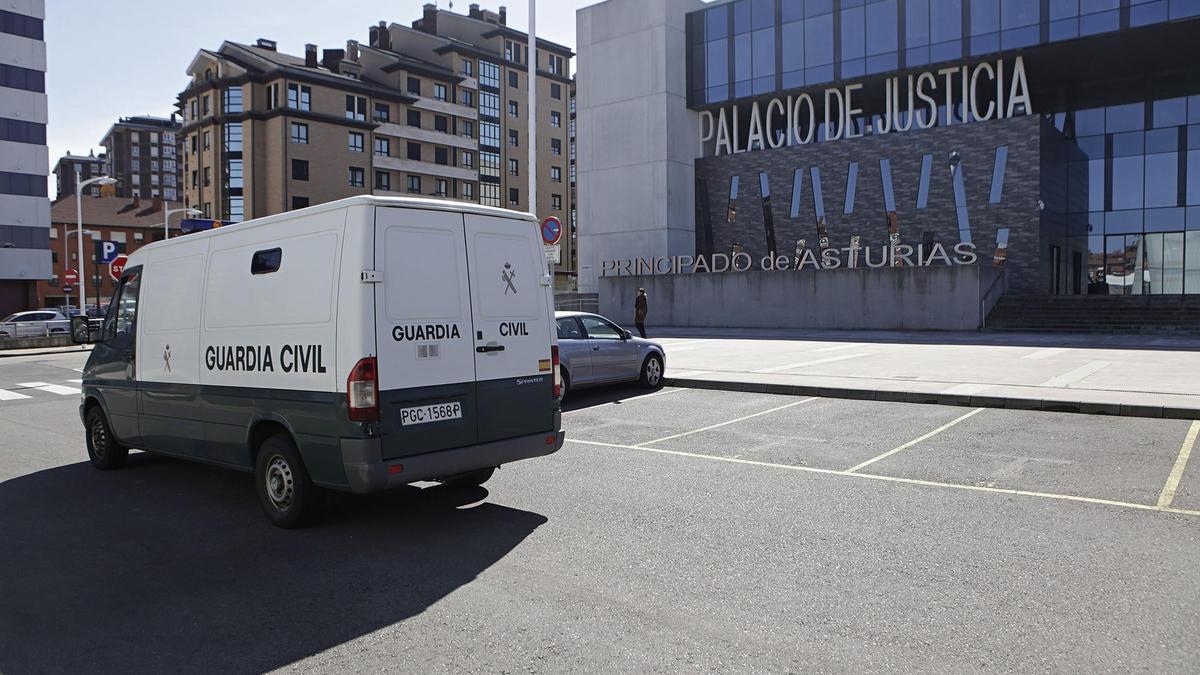 Un furgón de la Guardia Civil, en el Juzgado de Gijón.