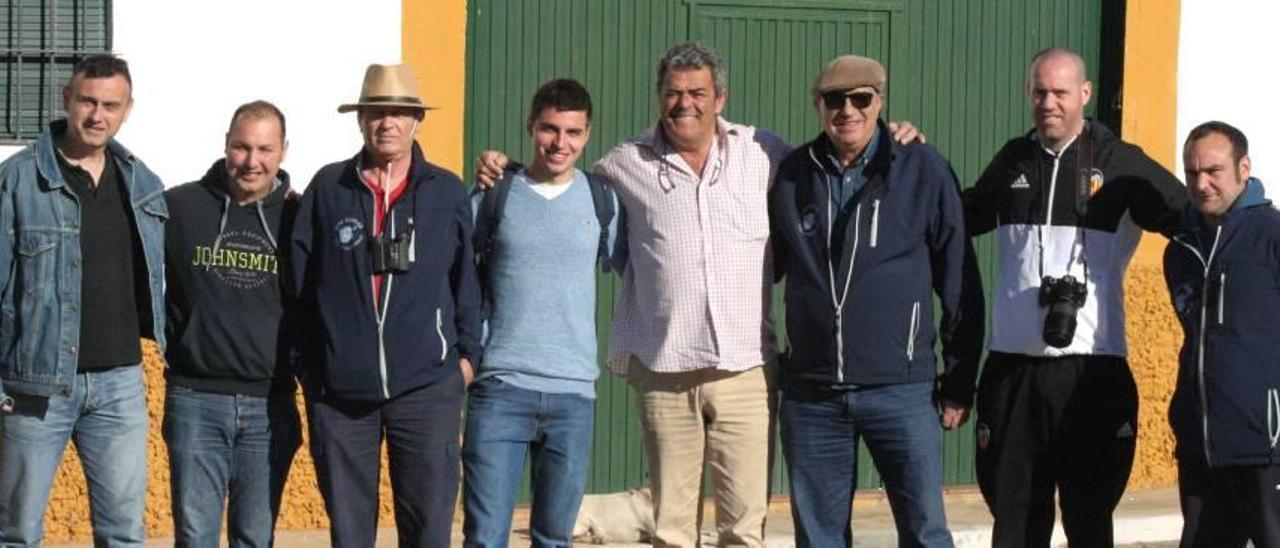 Miembros de la Peña Taurina de Albalat dels Sorells, con el ganadero Gerardo Ortega.