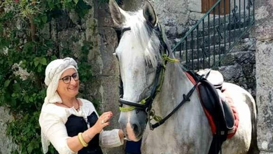 La edil Coral Ríos, con traje de época en San Martiño.